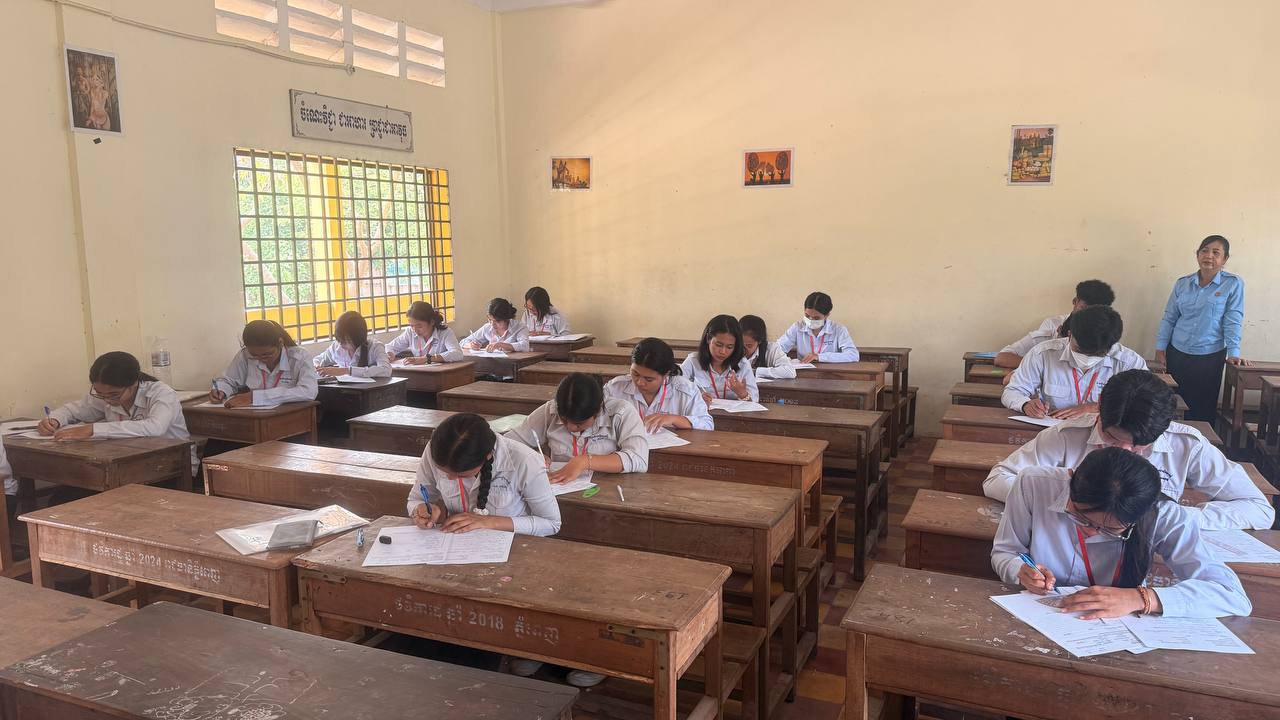 សិស្សកំពុងប្រឡងឆមាសទី១